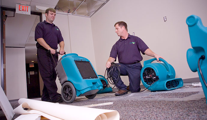 floor water extraction service by workers in Bridgewater & Edison, NJ